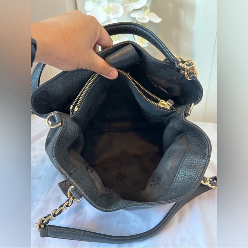 Tory Burch Black Leather Shoulder Bag with Gold Accents - Picture 16 of 16